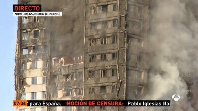 El edificio que residencial de 27 pisos incendiado en Londres ya está completamente calcinado