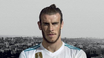 Gareth Bale posa con la nueva camiseta del Real Madrid