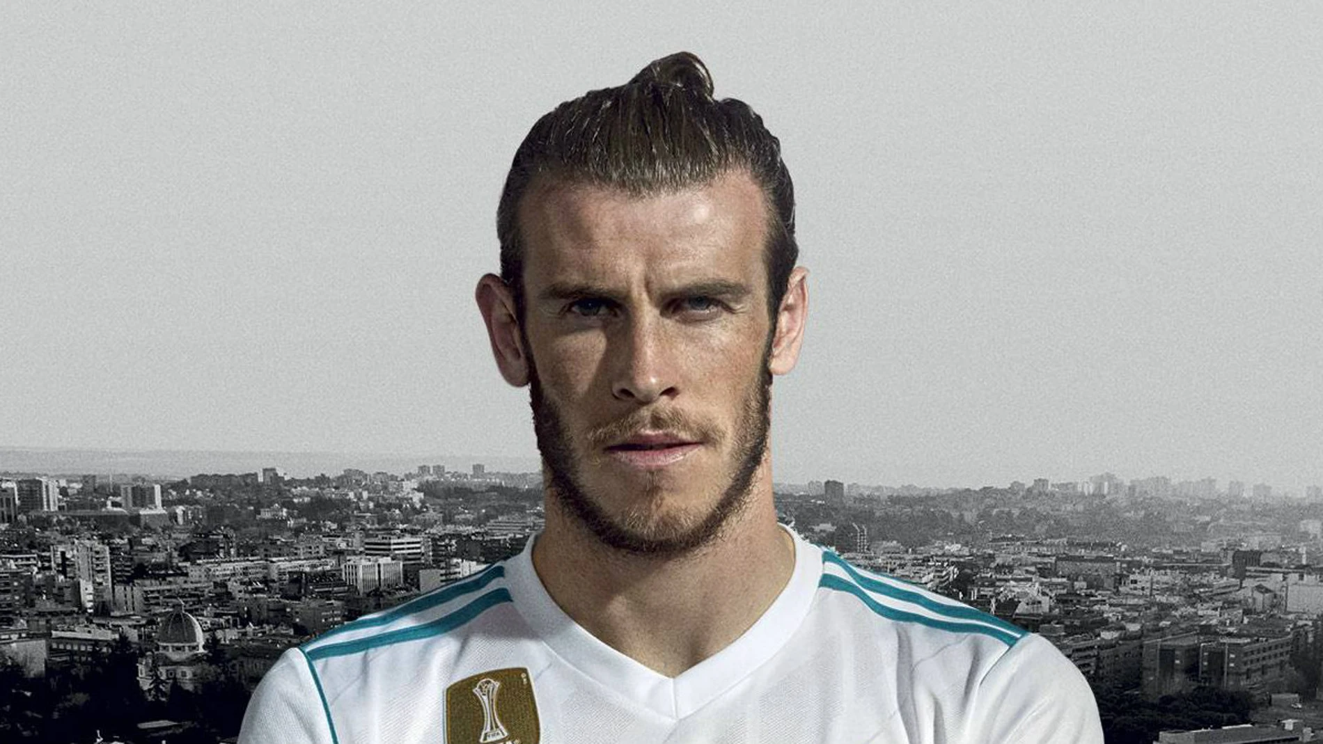 Gareth Bale posa con la nueva camiseta del Real Madrid Gareth Bale posa con la nueva camiseta del Real Madrid