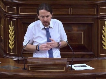 Frame 50.9754 de: Iglesias, al PSOE: "Si me dice usted que vota a favor, a lo mejor en unos recesos cambiamos la historia de este país"