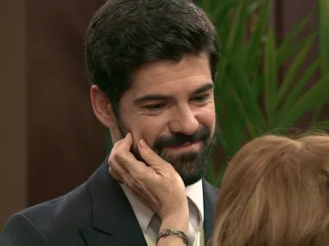 Alonso consuela a su madre: "A tu lado voy a estar siempre" Alonso consuela a su madre: "A tu lado voy a estar siempre"