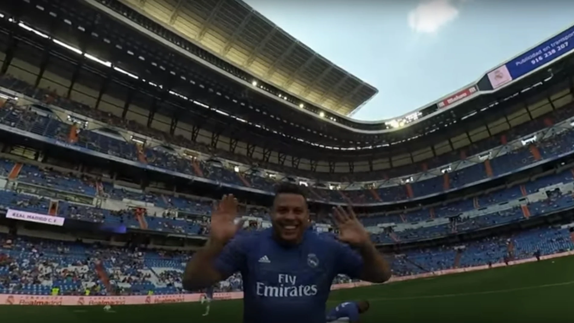 Ronaldo saluda a la cámara de Roberto Carlos en el Corazón Classic Match Ronaldo saluda a la cámara de Roberto Carlos en el Corazón Classic Match