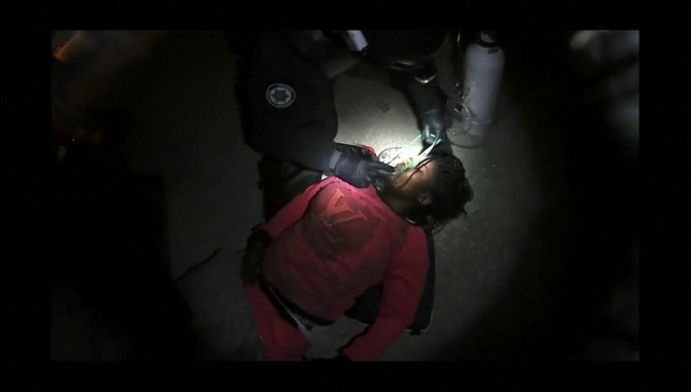 Rescate de 46 inmigrantes a bordo de un pequeño bote en el Mar Egeo