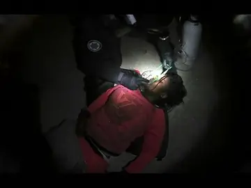 Rescate de 46 inmigrantes a bordo de un pequeño bote en el Mar Egeo Rescate de 46 inmigrantes a bordo de un pequeño bote en el Mar Egeo