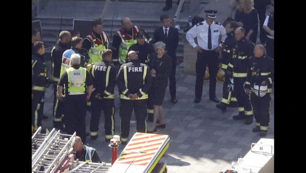 Theresa May visita la Torre Grenfell y valora la situación con los equipos de bomberos