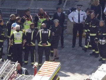 Theresa May visita la Torre Grenfell y valora la situación con los equipos de bomberos