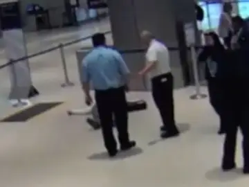 Brutal agresión de un empleado de United Airlines a un anciano Brutal agresión de un empleado de United Airlines a un anciano