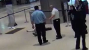 Brutal agresión de un empleado de United Airlines a un anciano
