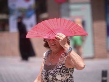 Una mujer camina por una calle del centro de Córdoba
