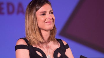 Sandra Barneda recogiendo premio Triángulo de la Visibilidad