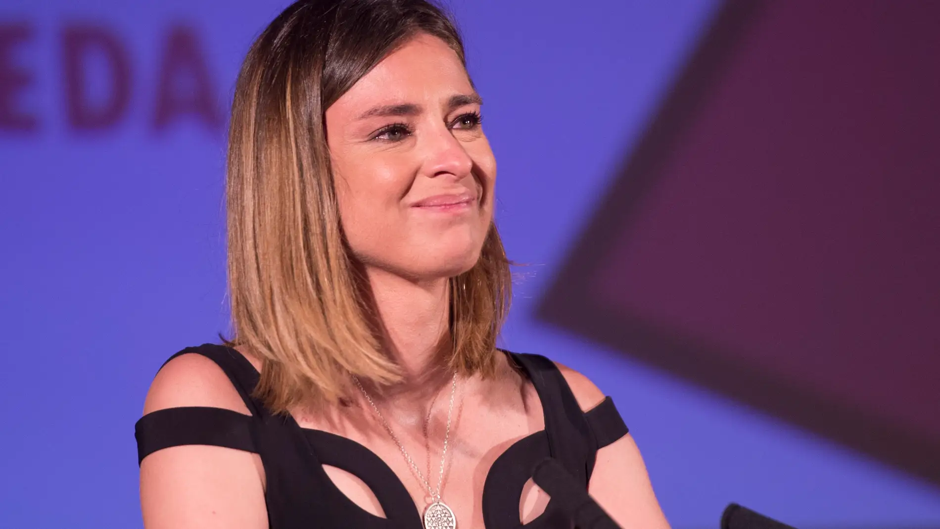 Sandra Barneda recogiendo premio Triángulo de la Visibilidad