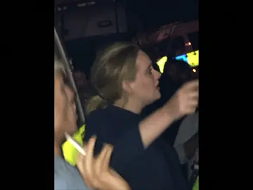 La cantante británica Adele visita la Torre Grenfell de Londres y se emociona ante La cantante británica Adele visita la Torre Grenfell de Londres y se emociona ante