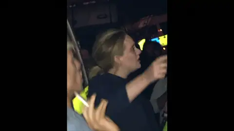 La cantante británica Adele visita la Torre Grenfell de Londres y se emociona ante La cantante británica Adele visita la Torre Grenfell de Londres y se emociona ante