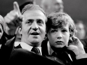 Felipe de Borbón, junto a su padre, el Rey Juan Carlos, en 1977
