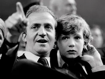 Felipe de Borbón, junto a su padre, el Rey Juan Carlos, en 1977 Felipe de Borbón, junto a su padre, el Rey Juan Carlos, en 1977