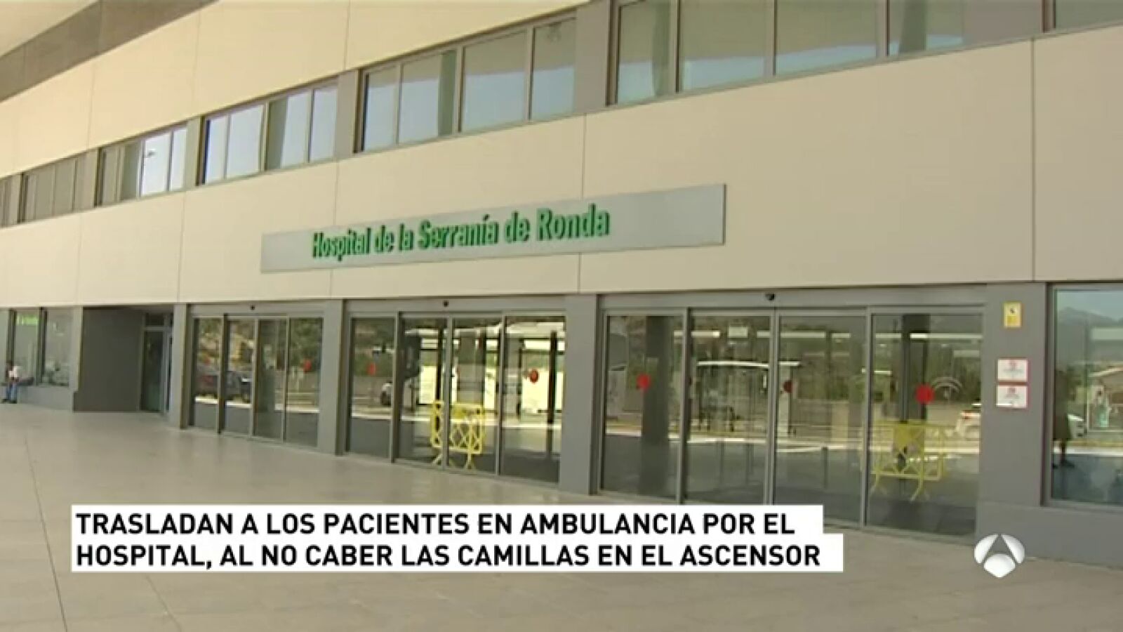 Un hospital de Ronda traslada a los enfermos a otras zonas del centro en ambulancia porque las camillas no caben en los ascensores