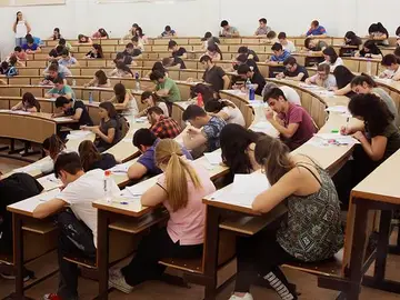 Universitarios examinándose en un aula Universitarios examinándose en un aula