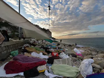 Inmigrantes duermen en la escollera de la localidad italiana de Ventimiglia, en la frontera de Francia (archivo) Inmigrantes duermen en la escollera de la localidad italiana de Ventimiglia, en la frontera de Francia (archivo)