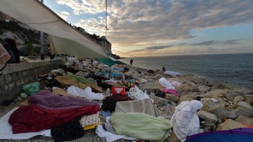 Inmigrantes duermen en la escollera de la localidad italiana de Ventimiglia, en la frontera de Francia (archivo)