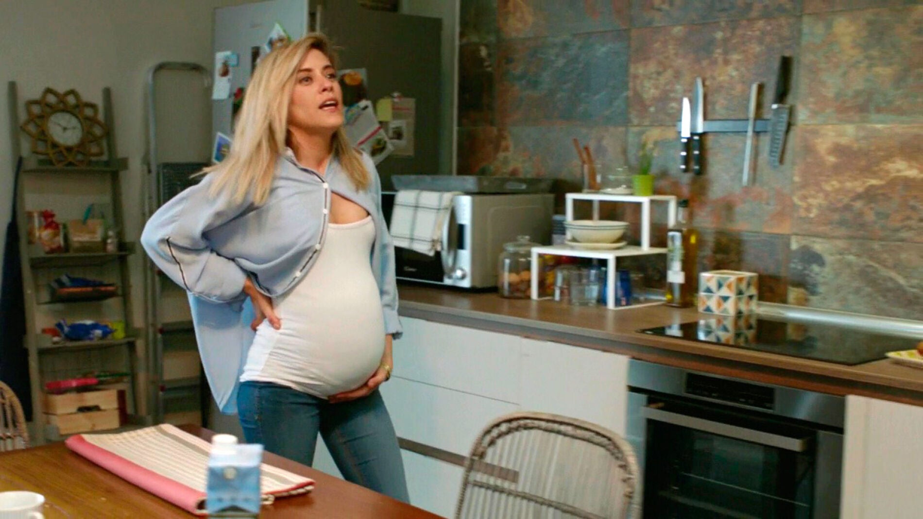 Carmen luce tripa de cinco meses al lado de Horacio