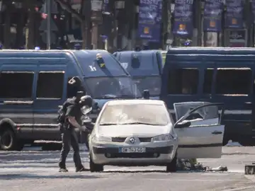 El coche que ha impactado contra un furgón policial en los Campos Elíseos El coche que ha impactado contra un furgón policial en los Campos Elíseos
