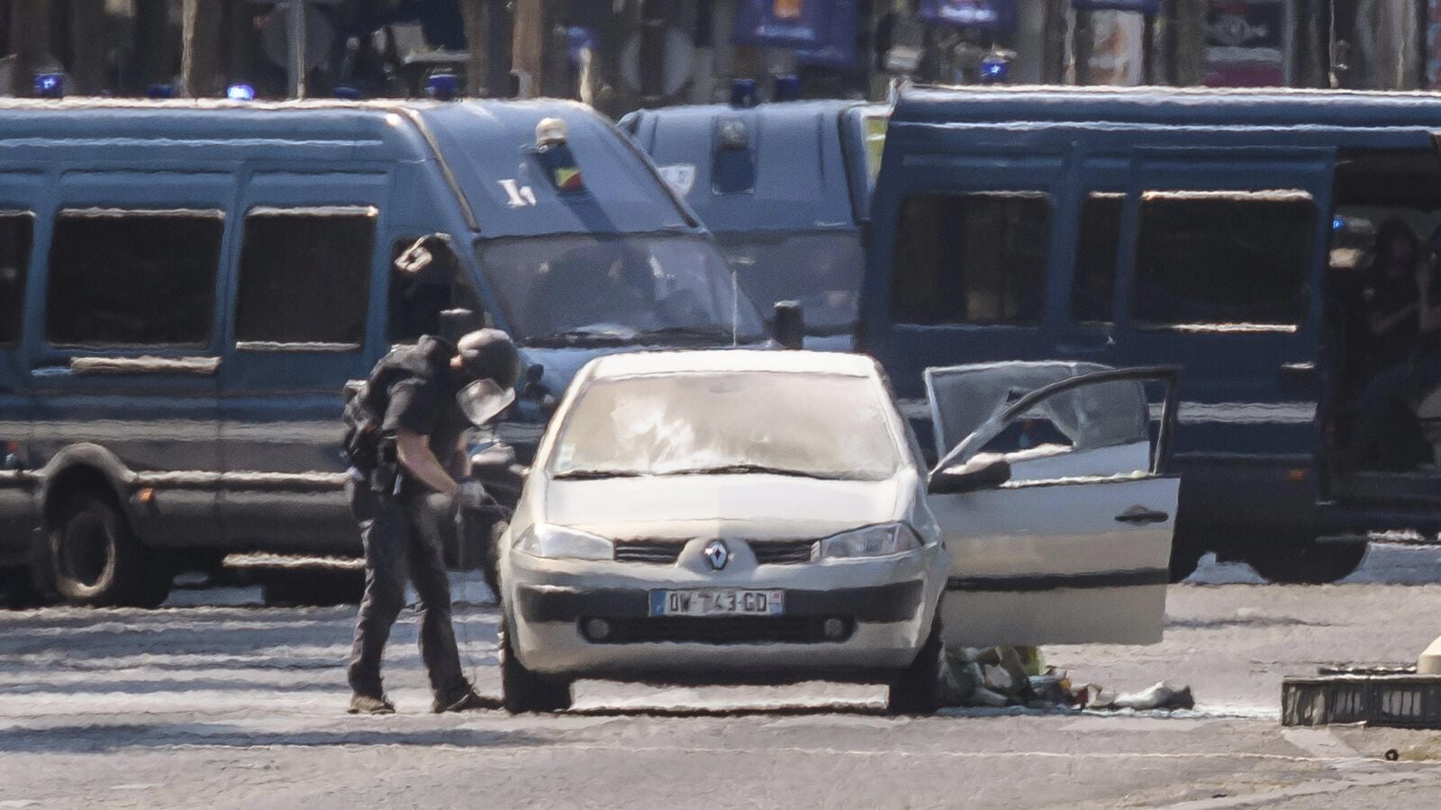 Un coche impacta contra un furgón de la policía francesa en los Campos Elíseos