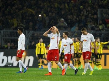 Cuatro jugadores del Leipzig en un partido ante el Borussia Dortmund