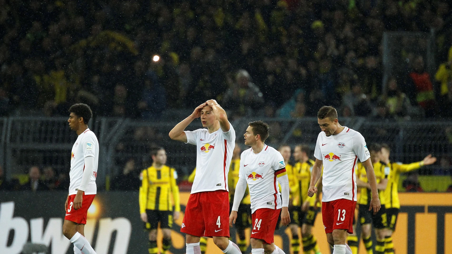 Cuatro jugadores del Leipzig en un partido ante el Borussia Dortmund