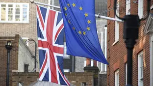 La bandera británica y la de la Unión Europea en la Casa de Europa en Londres La bandera británica y la de la Unión Europea en la Casa de Europa en Londres