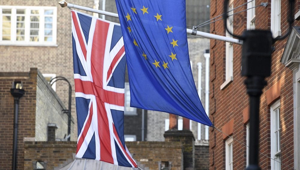 La bandera británica y la de la Unión Europea en la Casa de Europa en Londres