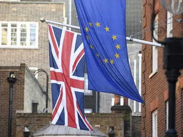 La bandera británica y la de la Unión Europea en la Casa de Europa en Londres La bandera británica y la de la Unión Europea en la Casa de Europa en Londres