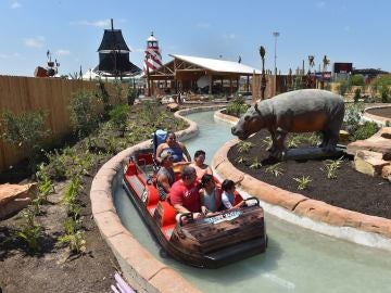 Un grupo de personas disfruta de una de las atracciones de Morgan's Inspiration Island