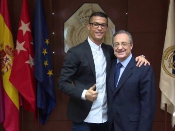 Cristiano Ronaldo junto a Florentino Pérez