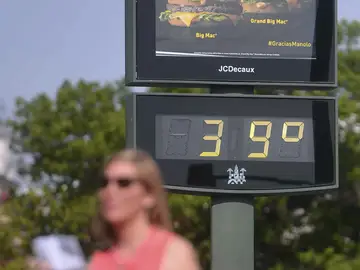 Un termómetro en la vía pública Un termómetro en la vía pública