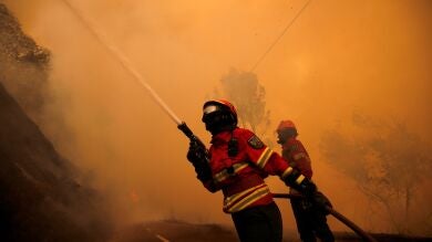 Voluntarios de entre 19 y 25 años forman parte del personal de la UME que trabaja en Portugal, una labor imprescindible cuando llega la noche