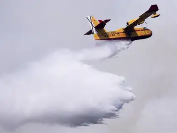 Un avión combate para apagar las llamas en Portugal Un avión combate para apagar las llamas en Portugal