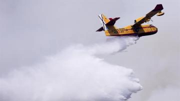 Un avión combate para apagar las llamas en Portugal