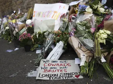 Mensajes de apoyo, flores y velas en el lugar del ataque de Finsbury Park (Londres) Mensajes de apoyo, flores y velas en el lugar del ataque de Finsbury Park (Londres)