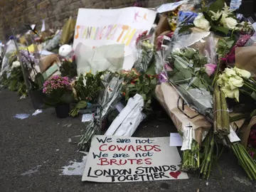 Mensajes de apoyo, flores y velas en el lugar del ataque de Finsbury Park (Londres) Mensajes de apoyo, flores y velas en el lugar del ataque de Finsbury Park (Londres)