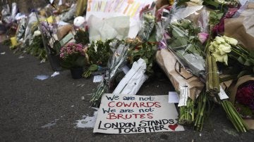 Mensajes de apoyo, flores y velas en el lugar del ataque de Finsbury Park (Londres)