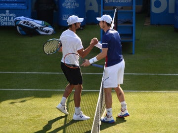 Jordan Thompson y Andy Murray se saludan tras el partido
