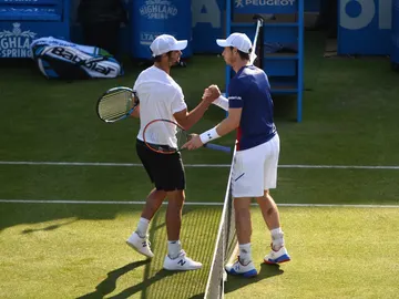 Jordan Thompson y Andy Murray se saludan tras el partido Jordan Thompson y Andy Murray se saludan tras el partido