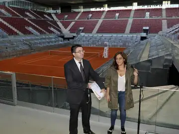Carlos Sánchez Mato y Celia Mayer en la Caja Mágica Carlos Sánchez Mato y Celia Mayer en la Caja Mágica