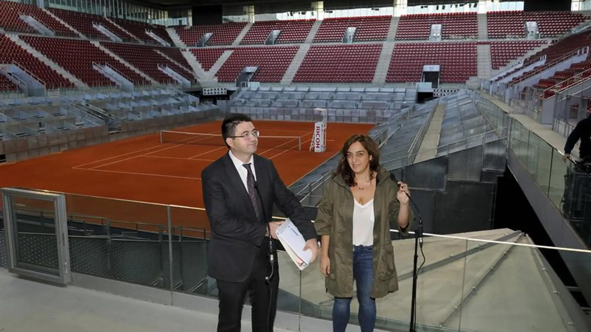 Carlos Sánchez Mato y Celia Mayer en la Caja Mágica Carlos Sánchez Mato y Celia Mayer en la Caja Mágica