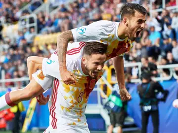 Dani Ceballos celebra el gol con Saúl Ñíguez. Dani Ceballos celebra el gol con Saúl Ñíguez.