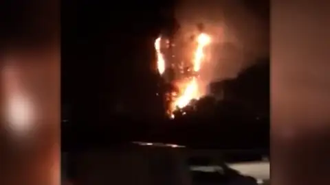 Las llamas subieron por la fachada después de un incendio sofocado por los bomberos en una nevera Las llamas subieron por la fachada después de un incendio sofocado por los bomberos en una nevera