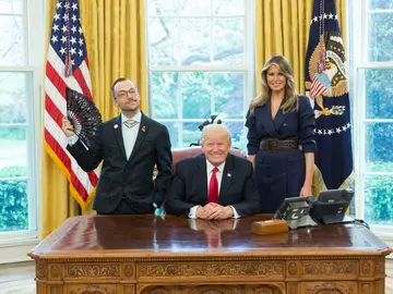 Nikos Giannopoulos junto a Trump y su esposa en la Casa Blanca Nikos Giannopoulos junto a Trump y su esposa en la Casa Blanca