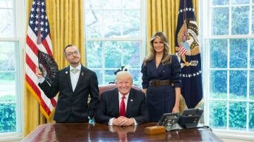 Nikos Giannopoulos junto a Trump y su esposa en la Casa Blanca
