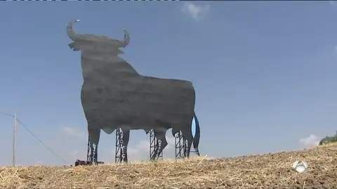El toro de Osborne cumple 60 años vigilando nuestras carreteras El toro de Osborne cumple 60 años vigilando nuestras carreteras