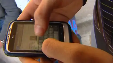 Un niño fue castigado tres días sin móvil y cuando lo encendió tenía 14.000 WhatsApp Un niño fue castigado tres días sin móvil y cuando lo encendió tenía 14.000 WhatsApp
